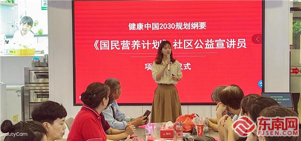 长富行销推广部副部长郑玲芳在给学员们授课.jpg
